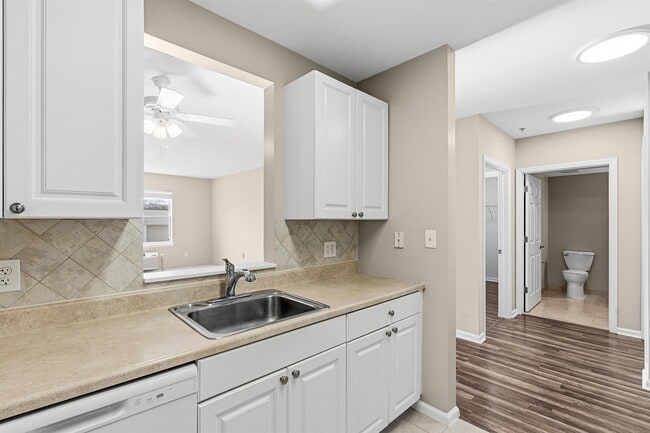 Building Photo - 905 River Rd