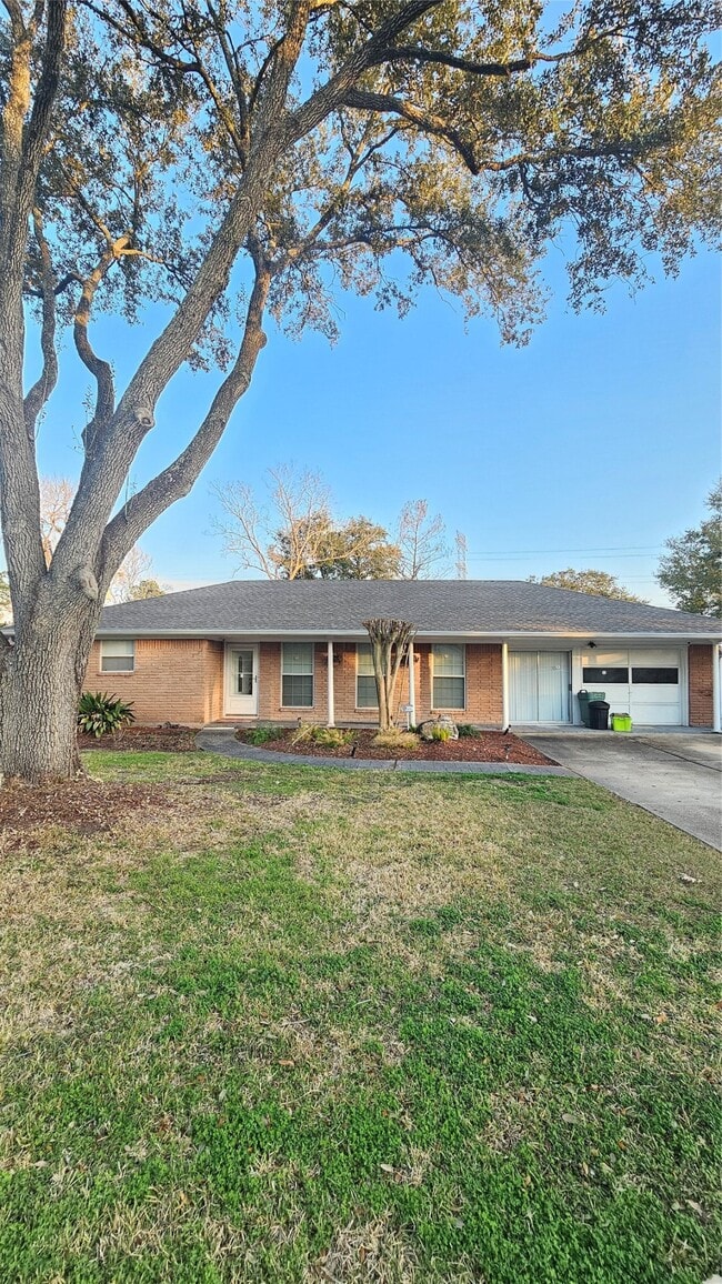 Building Photo - 1715 Pecan Ln