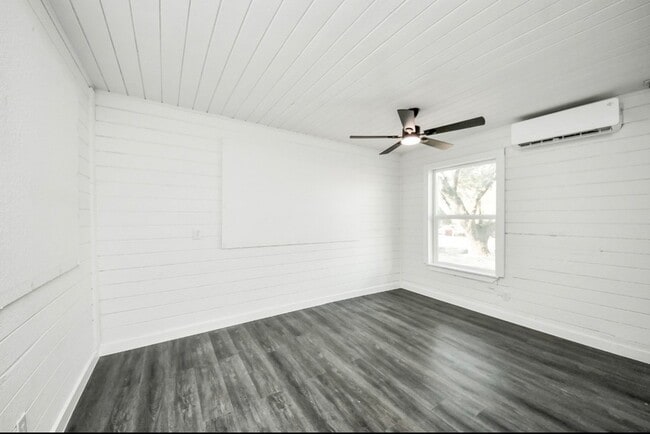 Building Photo - 7640 Broadview Dr