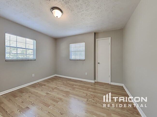Building Photo - 1003 Meadow Ln