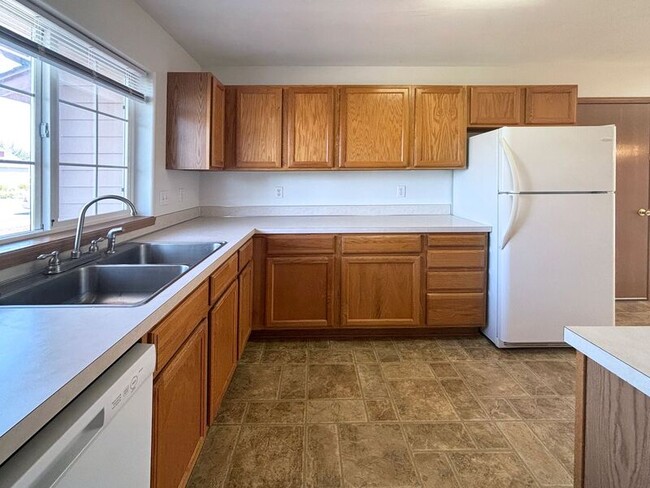 Building Photo - 882 Smith St