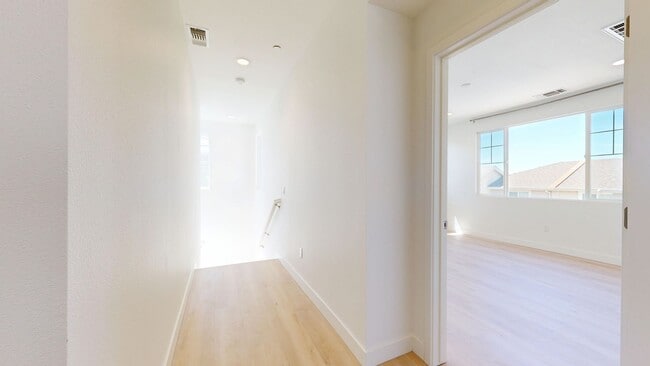 Building Photo - 1605 Rose Clover St