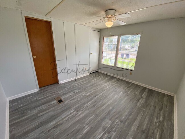 Building Photo - 307 N Kinney Ave