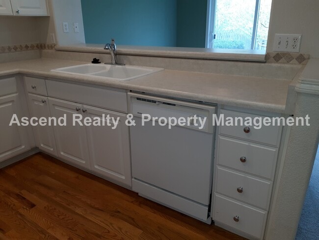 Building Photo - Available NOW! Small Pet OK Great Bethany Location Fenced Yard Quick Access to Nike, Columbia Spo...