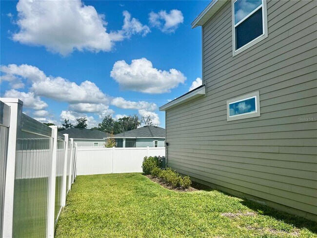 Building Photo - 4530 NW 14th Lp