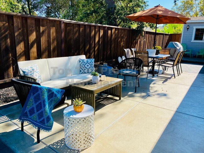 Building Photo - Beautifully updated 3 Bed / 2 Bath / 1,584...