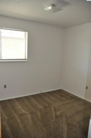 bedroom 1 - 530 SW Summer St