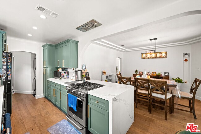 Building Photo - 3871 Roxton Ave
