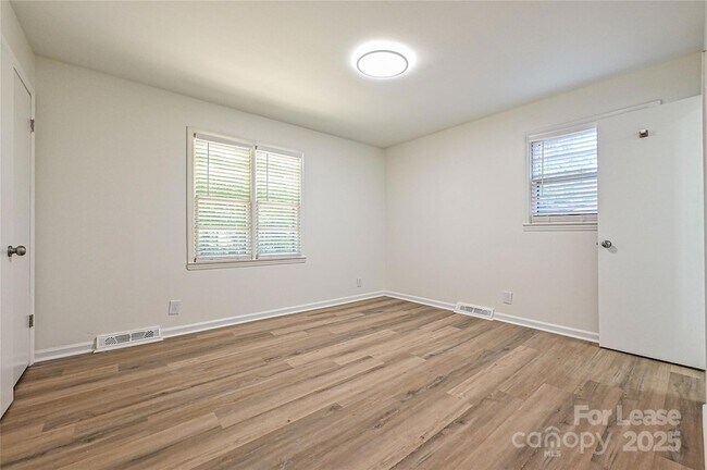 Building Photo - 5121 Farm Pond Ln