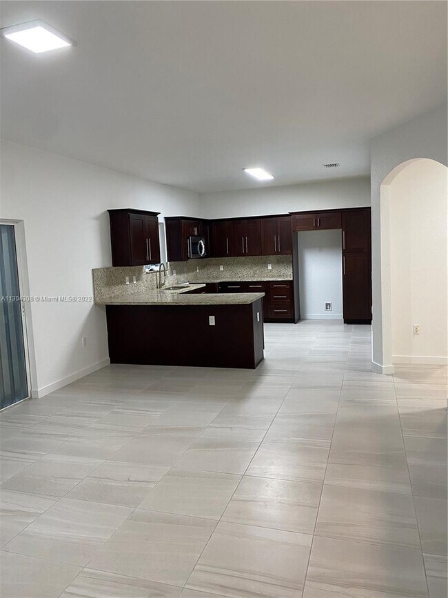 Building Photo - 15400 NE 7th Ave