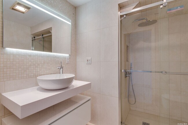 Building Photo - 10 Beach Hill Dr