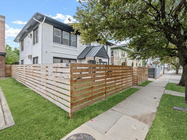 Building Photo - 1119 Waugh Dr