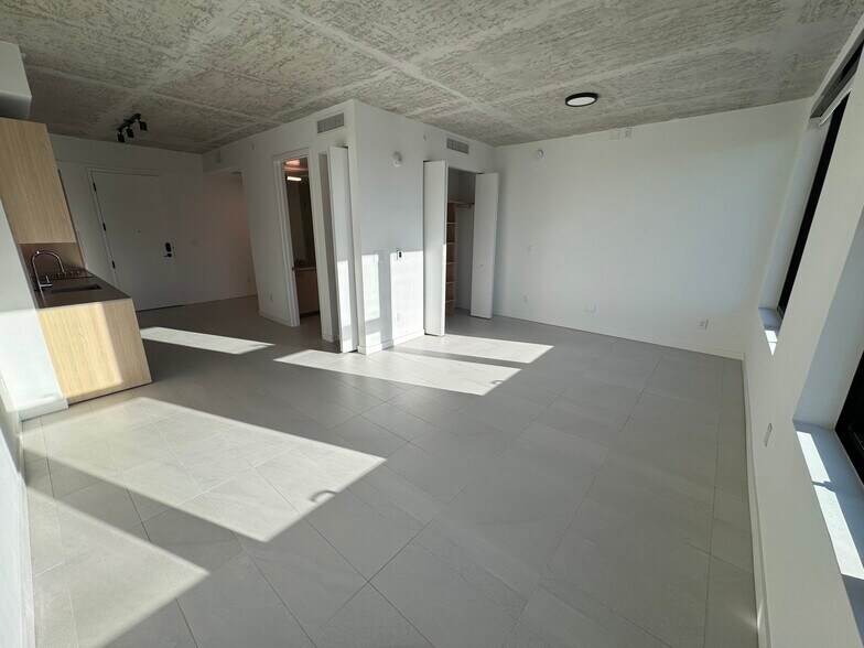 Building Photo - 264 NW 31st St