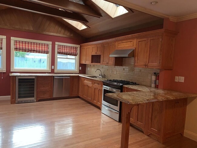 Building Photo - 133 May St