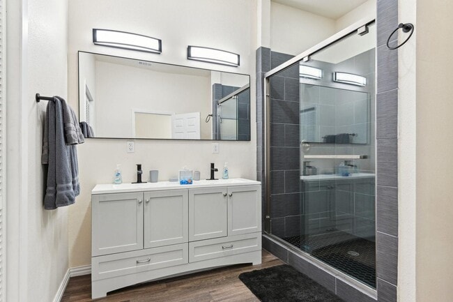 Building Photo - Spacious Custom New Build- 4 Bed 2 Bath Ho...
