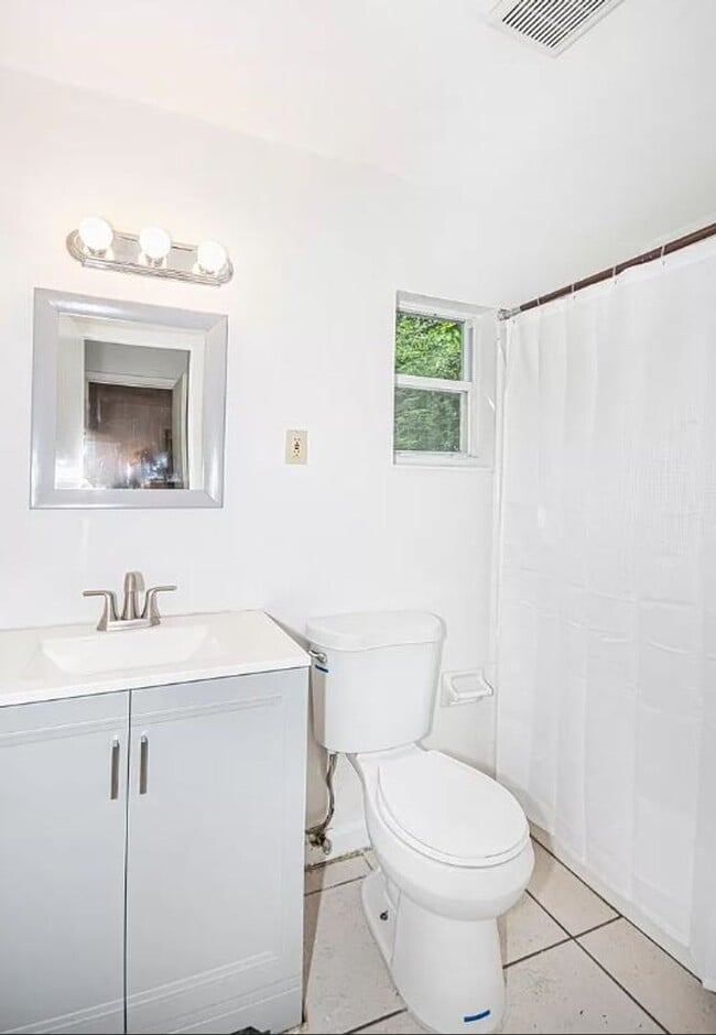 Building Photo - 4 bed, 2 bath house, Available August 2026!