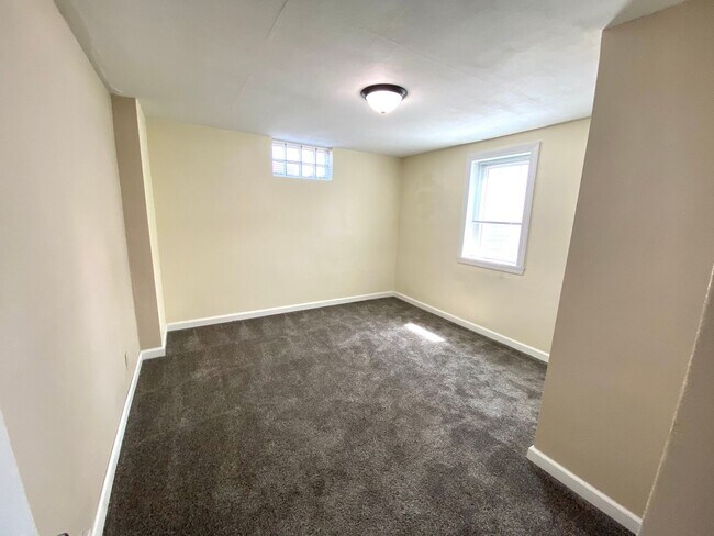 Building Photo - Gorgeous 5 Bed, 2 Bath House Near Concordia and MSUM!