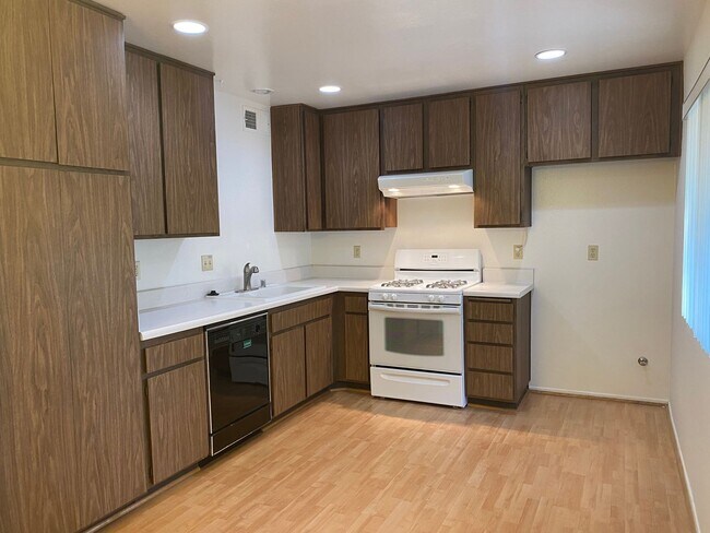 Building Photo - 2 Bedroom TownHome
