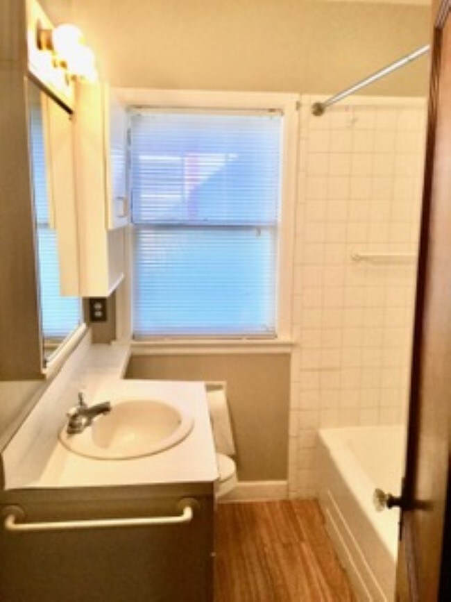 Building Photo - 2326 Scott St