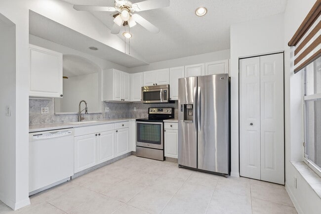 Building Photo - 3622 Coco Lake Dr