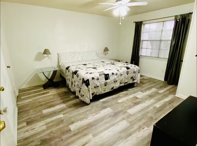 Building Photo - 7900 Westheimer Rd