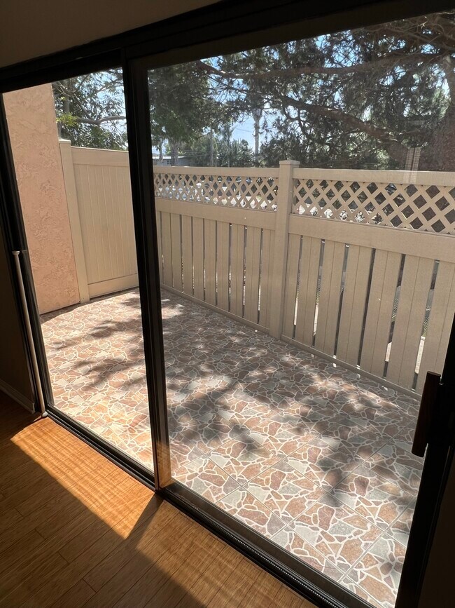 huge patio - 4365 McLaughlin Ave