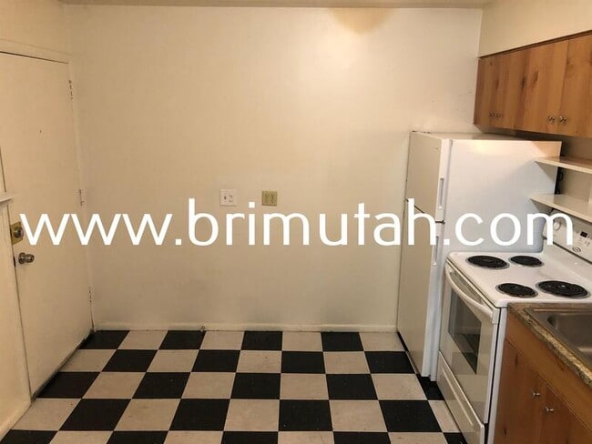 Building Photo - 243 600 E