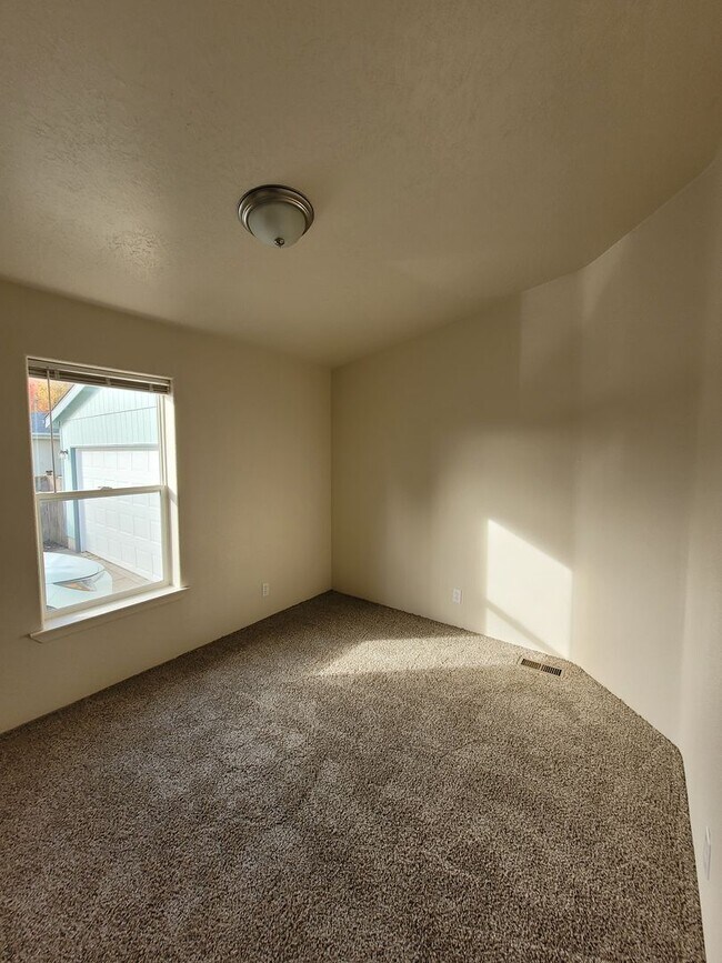 Building Photo - Pet Friendly 3 Bed : 2 Bath Home w/2 Car Garage & Access Ramp (Tangent)