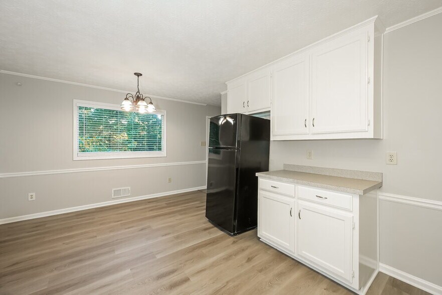 Building Photo - 175 Meadowbrook Dr