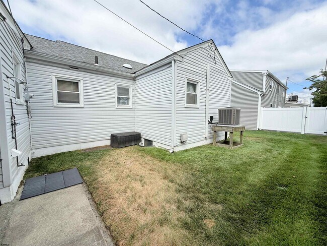 Building Photo - 307 N Essex Ave