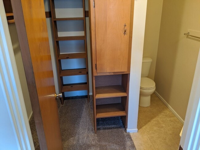 Building Photo - Clean condo in quiet community