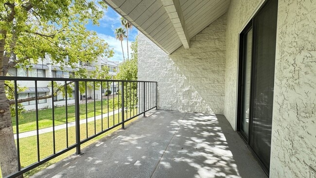 Building Photo - Eastside (Golf Links and Pantano) spacious 2nd floor 2 bed, 2 bath condo!