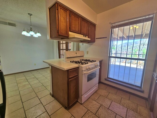 Building Photo - Mountain view cozy Home Ready for move in