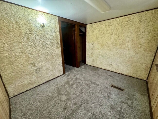 Building Photo - 3+ bed 2 bath house in south central Lincoln.