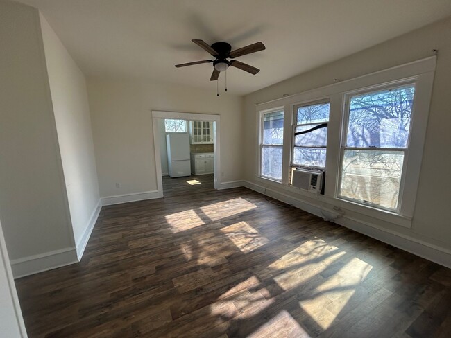 Building Photo - Spacious Large Duplex