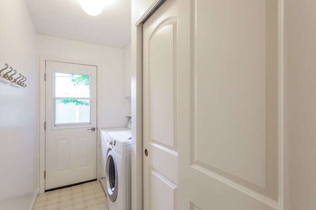 Building Photo - Available! Beautiful 3 Bedroom Townhome In Walnut Creek!