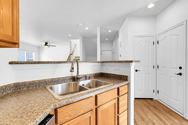 Building Photo - $2,540.95- 3 Bed, 3 Bath Townhome in Aurora with Central AC, In Unit Laundry and Patio Space!