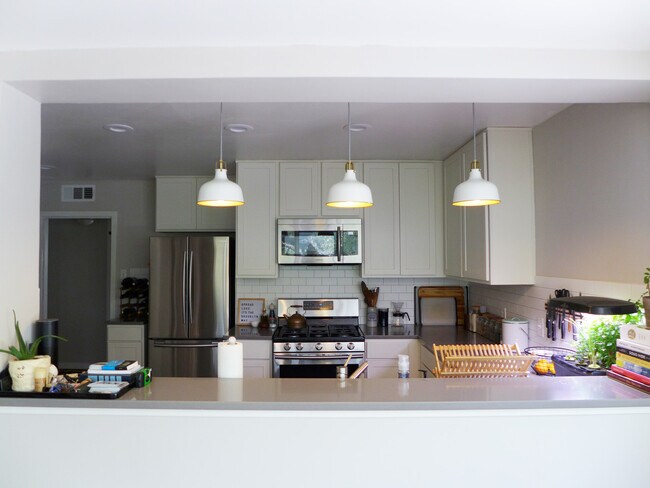 Building Photo - 310 West Mistletoe Avenue