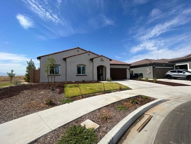 Building Photo - 4 Bedroom 2 Bath
