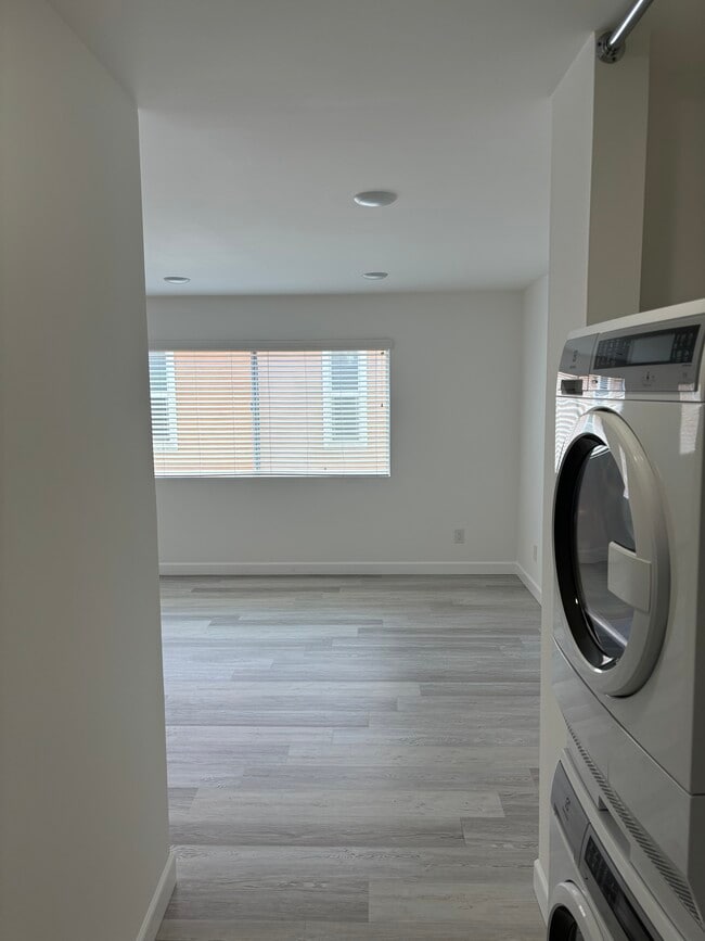 Building Photo - 843 4th St