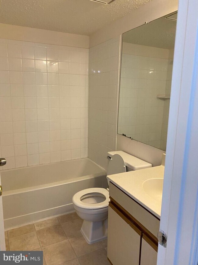 Building Photo - 102 Fort Evans Rd SE