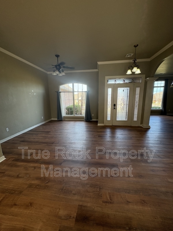 Building Photo - 817 Cypress Dr