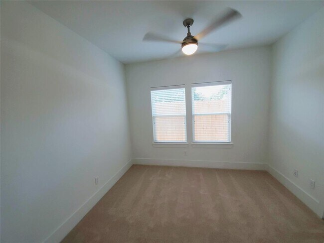 Building Photo - 311 Cyclamen St