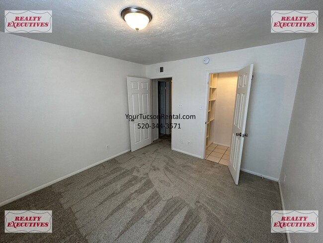 Building Photo - 1620 N Wilmot Rd