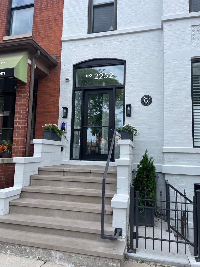Building Photo - 2252 N Clark St