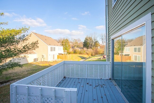Building Photo - 421 Raintree Dr