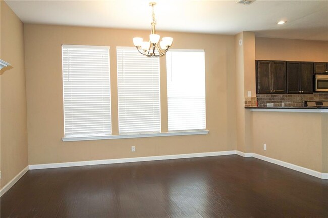 Building Photo - 2215 Bent Bow Dr
