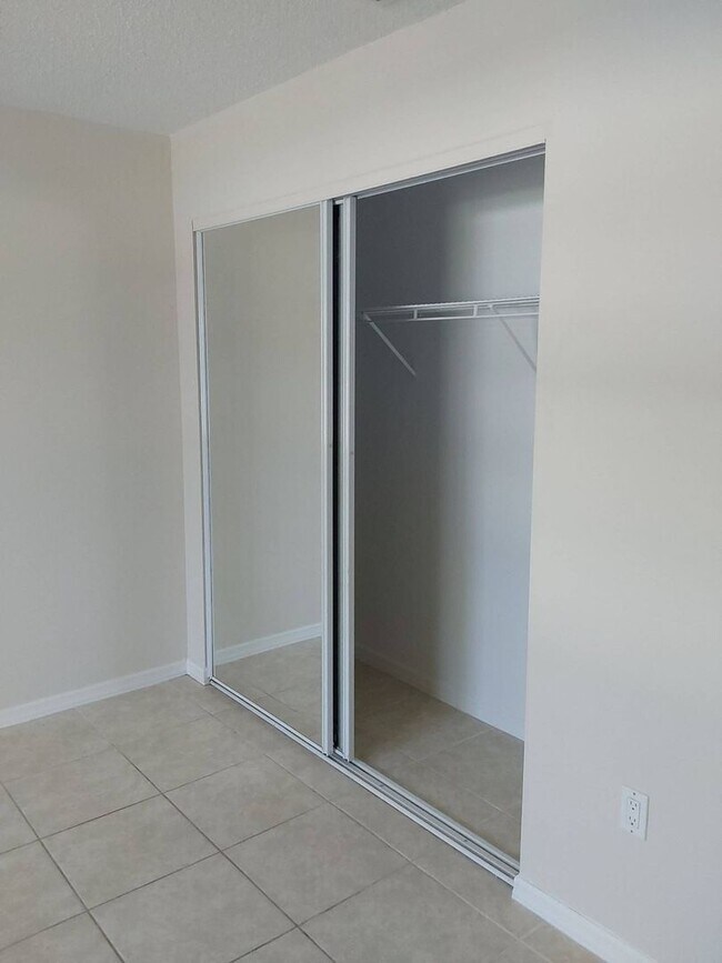 Building Photo - Beautiful 3 Bedroom + Den, 2 Bathroom Home...