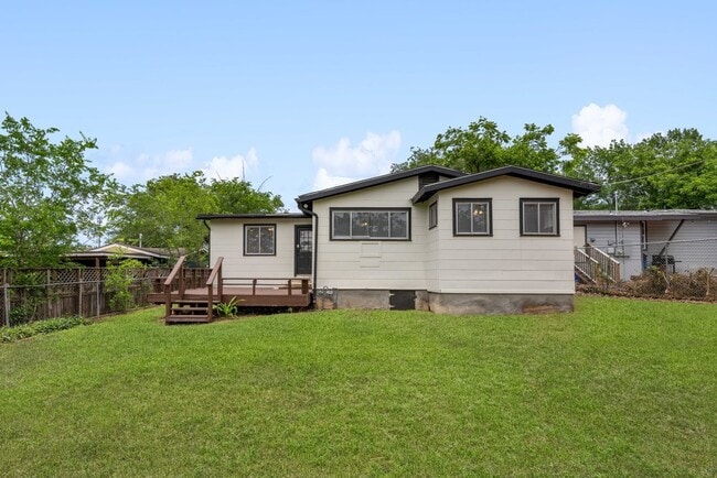 Building Photo - 310 Sumner Dr