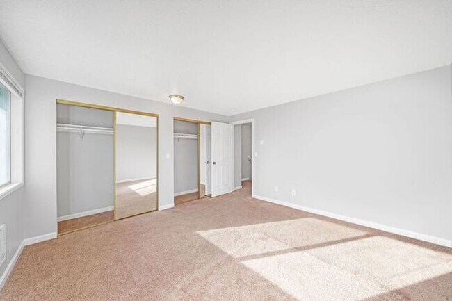 Building Photo - 2 bedroom unit. Pets OK! Lots of upgrades! Full size washer and dryer in every unit!!